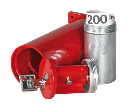 Format Rohrtresor R1 in RAL 3002, karminrot / geöffnet / mit Geldbombe daneben und mit Dekoration